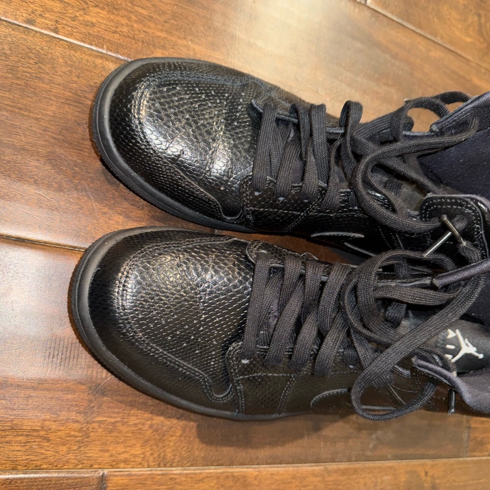 Jordan Black snakeskin 1’s 9.5 women’s